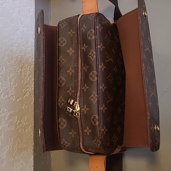 Authentic LOUIS VUITTON Navaiglio - Picture 16 of 17